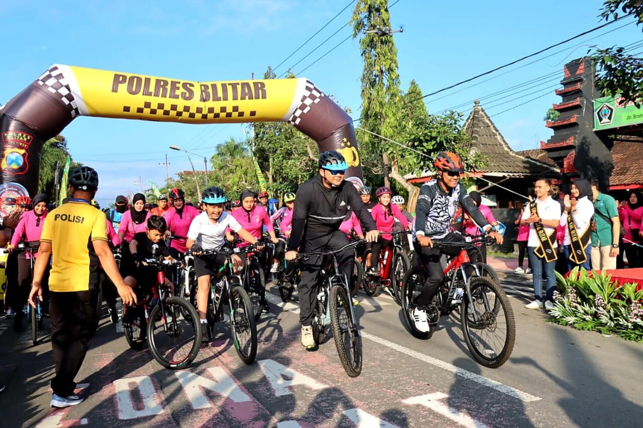 FOTO : Kapolres Blitar Blitar AKBP Anhar Arlia Rangkuti bersama Polres jajaran, Dandim 0808/Blitar, Forkopimda juga ikut bersepeda berbaur bersama masyarakat dengan penuh semangat. (Foto : Fajar/blok-a.com)