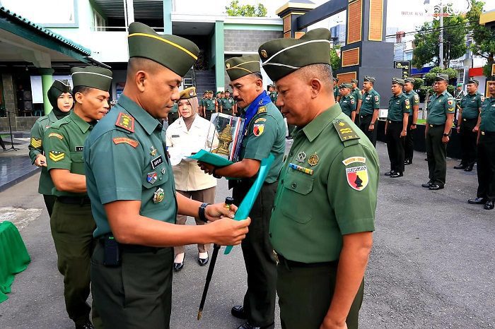 Dandim 0808/Blitar Letkol Inf Sapto Dwi Priyono 16 orang anggota Kodim 0808 Blitar, memasuki Masa Persiapan Pensiun (MPP) di halaman Makodim 0808 Jalan A. Yani No. 06 Kota Blitar. (blok-a.com/Fajar)