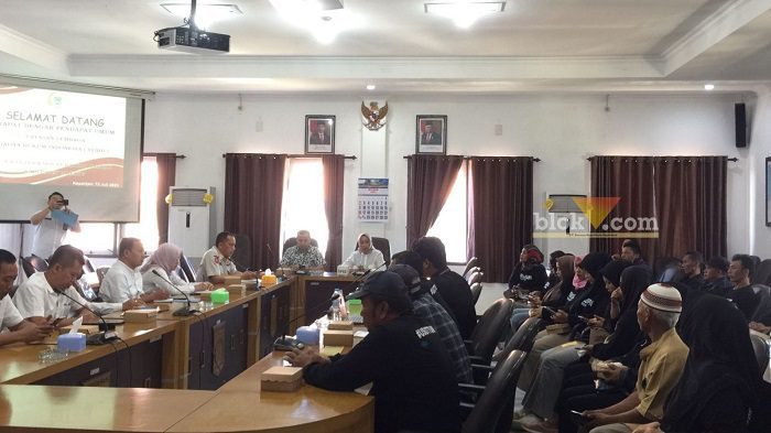 Situasi audiensi DPRD Kabupaten Malang bersama keluarga korban tragedi kanjuruhan, Rabu (12/7/2023) (Blok-a.com /Putu Ayu Pratama S)