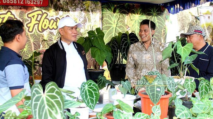 Ketua DPRD Kabupaten Blitar Suwito beserta Sekda Kabupaten Blitar Izul Mahrom dalam acara kontes dan lelang tanaman hias di Ruang Terbuka Hijau (RTH) Kanigoro Kabupaten Blitar. (blok-a.com/Fajar)