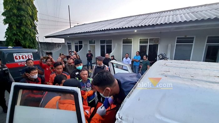 Evakuasi jenazah dari kamar C4 di Hotel Asri. (blok-a.com/Syahrul)