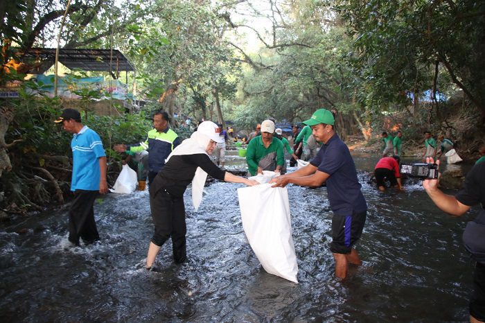 Bupati Bojonegoro resik-resik sumber mata air Desa Ngunut, Kecamatan Dander, Bojonegoro .