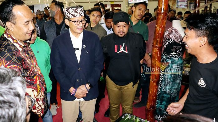 Menteri Pariwisata Ekonomi Kreatif Sandiaga Uno meninjau produk UMKM Kabupaten Gresik (blok-a.com/ivan)