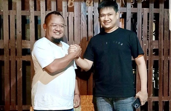 Ketua Umum Ormas Radja Tugas Naggolo Yudo Dili Prasetiono atau yang akrab di sapa Bagas (kiri) bersama Tomy Gandhi Sasongko, pengusaha muda sukses di Blitar (kanan). (Fajar/blok-a.com)