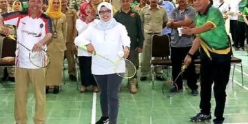 Bupati Blitar Rini Syarifah membuka turnamen Badminton Bupati Cup 2023 di Aula Theodolit Dinas PUPR Kabupaten Blitar. (blok-a.com/Fajar)