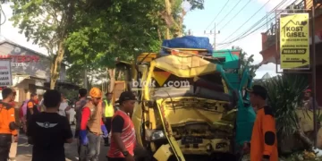 Kecelakaan di Kecamatan Kepanjen yang menyebabkan truk ringsek (Putu Ayu Pratama S/blok-a)