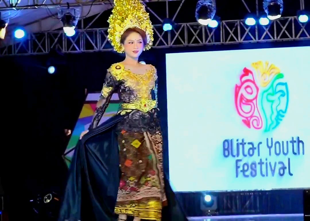 FOTO : Bupati Blitar Rini Syarifah membuka Blitar Youth Festival (BYF) 2023 yang diselenggarakan di Alun-alun Kanigoro. (Foto : blok-a.com/Fajar)