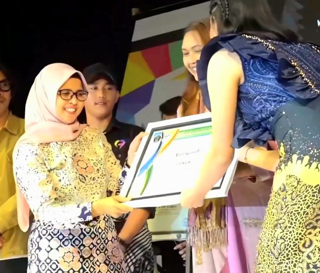 FOTO : Bupati Blitar Rini Syarifah membuka Blitar Youth Festival (BYF) 2023 yang diselenggarakan di Alun-alun Kanigoro. (Foto : blok-a.com/Fajar)