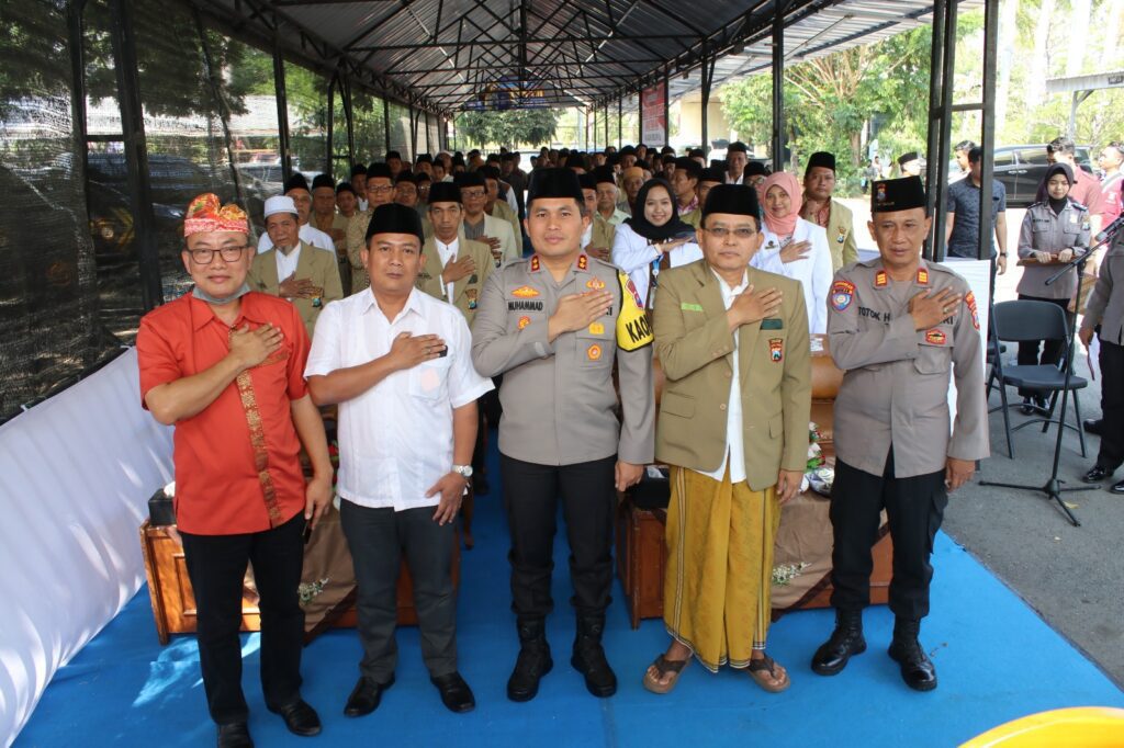 AKBP Muhammad dan KH Syamsuddin, jajaran ulama berfoto bersama dalam Baksos Kesehatan (dok. humas polres for blok-a.com)