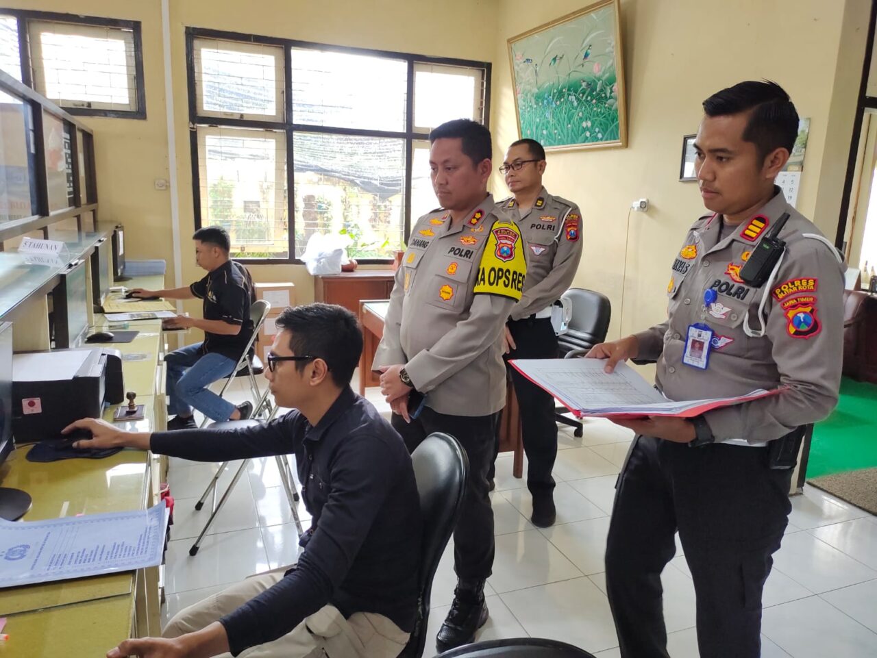 FOTO : Kapolres Blitar Kota AKBP Danang Setiyo melakukan sidak di tempat pelayanan publik Polred Blitar Kota. (Foto : dok humas Polres Blitar Kota)