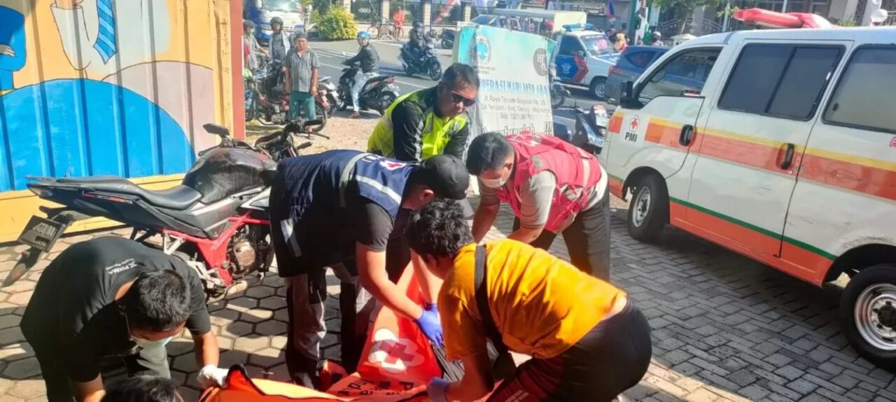 Teks :Evakuasi korban kecelakaan tunggal di Jalan Raya Terusan, Gedeg, Mojokerto. (Foto: Dokumentasi SatLantas Polresta Mojokerto)