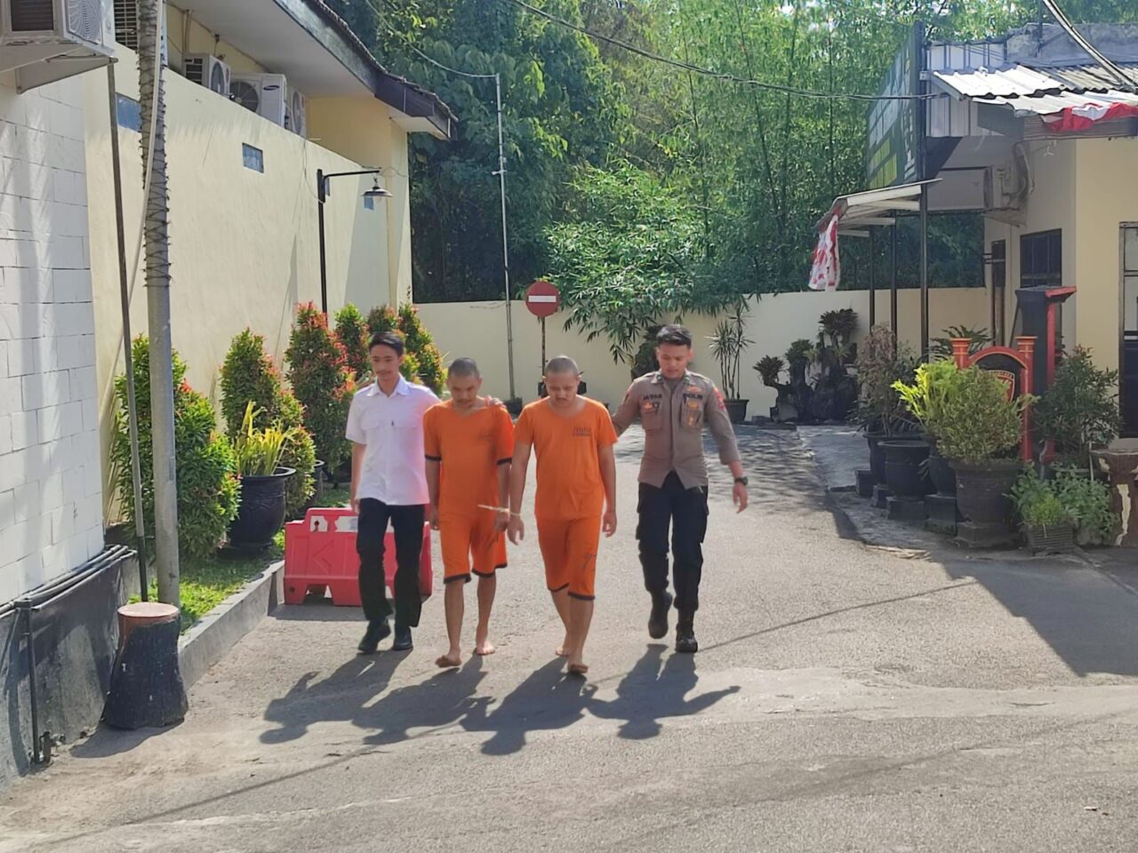 Caption : Kedua pelaku TPPO diglendeng polisi usai terbukti bersalah (Blok-a.com/ Putu Ayu Pratama S)