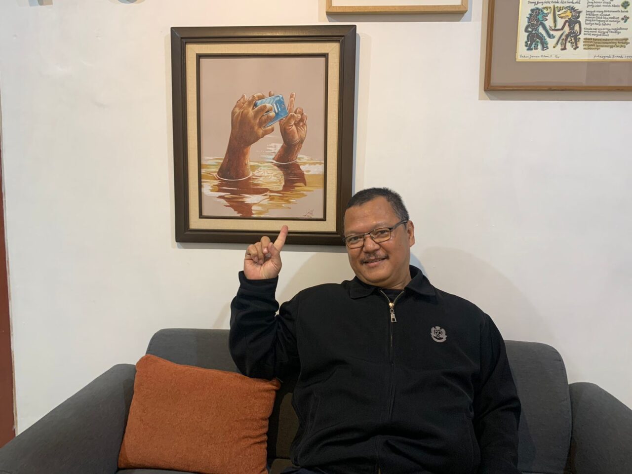 Seniman di Kota Malang Sentil Fenomena Apa-Apa di Konten-in Melalui Lukisan