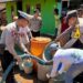 Puluhan warga Desa Wongsorejo Dusun Palpitu , Kecamatan Wongsorejo antri mendapatkan air bersih bantuan dari Polresta Banyuwangi. (blok-a.com/Aras)