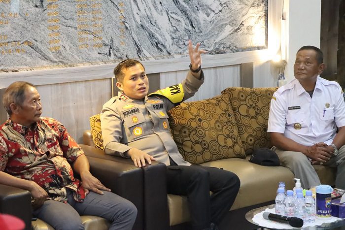 Kapolres Nganjuk AKBP Muhammad, saat audiensi dengan para Kades di ruang Lobi Mapolres Nganjuk. (dok.hms polres for blok-a.com)