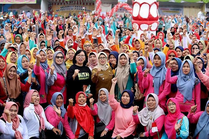Bupati Blitar Rini Syarifah bersama Kader Posyandu se Kabupaten Blitar dalam acara Festival Posyandu di Alun-alun Kanigoro Blitar. (blok-a.com/Fajar)
