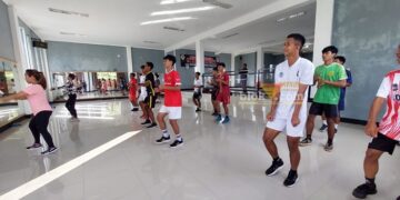 Tim kesebelasan Porprov Kota Blitar melakukan senam aerobic di gedung olah raga Sport Center Kota Blitar. (blok-a.com/Fajar)