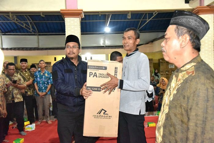 Bupati Sidoarjo Ahmad Muhdlor, saat membagikan bantuan sound system pada salah satu ketua RT di Kecamatan Balongbendo.