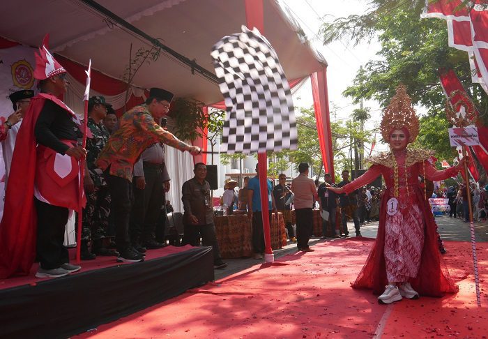 Bupati Sidoarjo Ahmad Muhdlor Ali, saat melepas keberangkatan peserta Panji Carnival di Desa Siwalan Panji, Kecamatan Buduran.