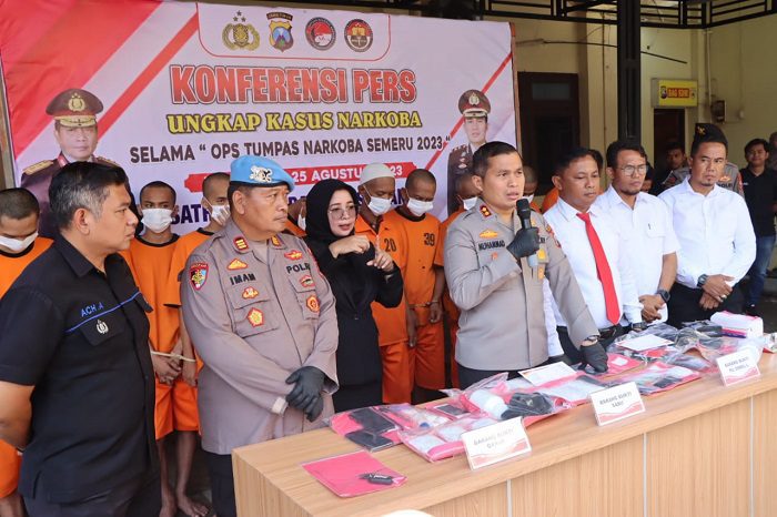 10 tersangka beserta barang bukti di depan halaman Polres Nganjuk.