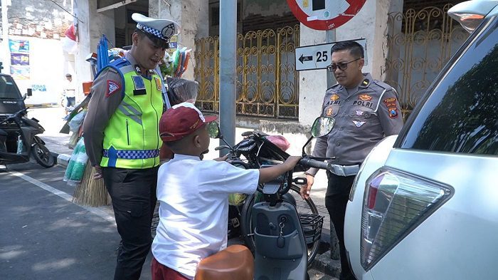 Satlantas Gresik memberi imbauan larangan pengguna sepeda listrik di Jalan Samanhudi. (blok-a.com/ivn)