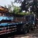 Kondisi truk trailer mengangkut alat berat yang menabrak pohon dan warung makan (blok-a.com/Syahrul)