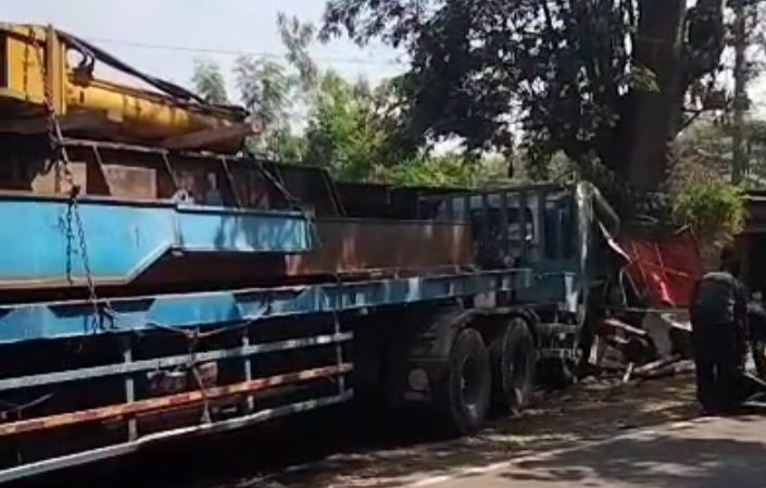 Kondisi truk trailer mengangkut alat berat yang menabrak pohon dan warung makan (blok-a.com/Syahrul)