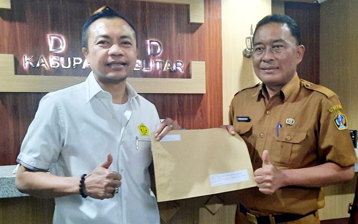 Wabup Blitar menyerahkan surat pengunduran diri ke DPRD Kabupaten Blitar. (blok-a.com/Fajar)