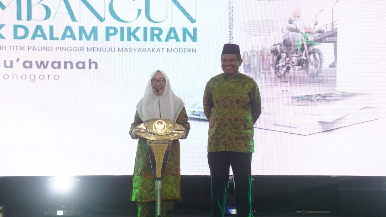 Tampak Bupati Anna dan suami, Ali Dupa berpamitan