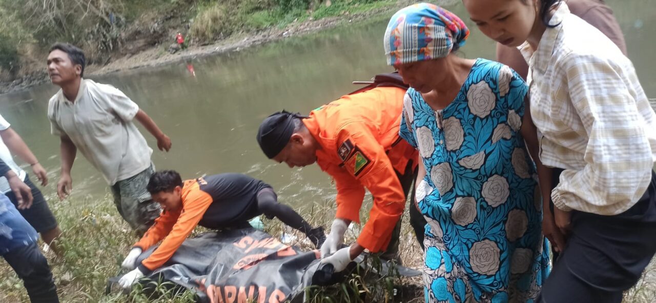 Evakuasi jenazah bocah hanyut asal Sanan Kota Malang di aliran Sungai Brantas Kecamatan Bululawang Kabupaten Malang