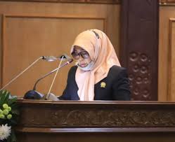 Teks foto : Hj Nurhendriyati Ningsih, Ketua Partai Nasdem Kabupaten Sidoarjo, saat menyampaikan pendapat pada pembahasan Raperda pengarusutamaan gender.
