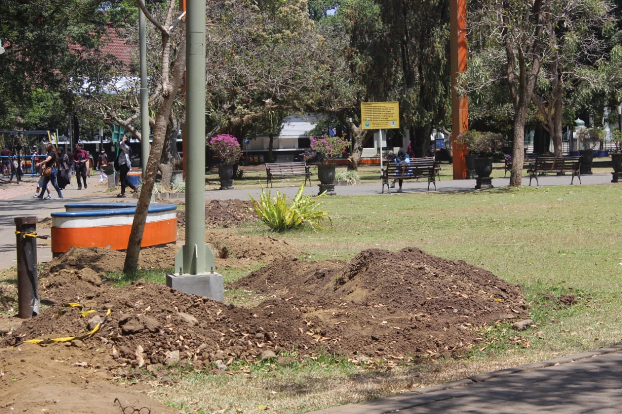 Pemasangan lampu-lampu Alun-alun Merdeka Kota Malang (blok-a/Widya Amalia)