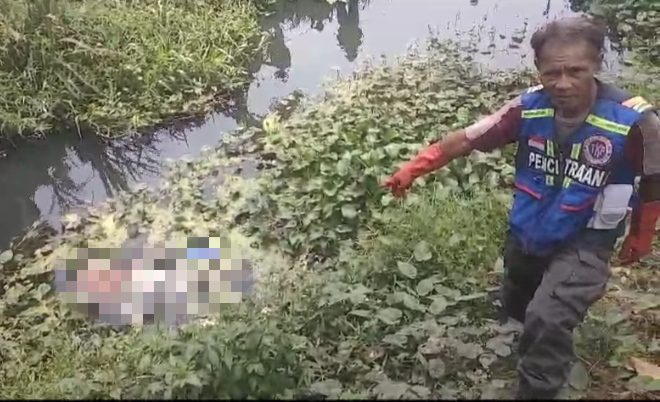 Penemuan mayat di sungai Desa Sambiroto, Sooko, Mojokerto. (blok-a.com/Syahrul)