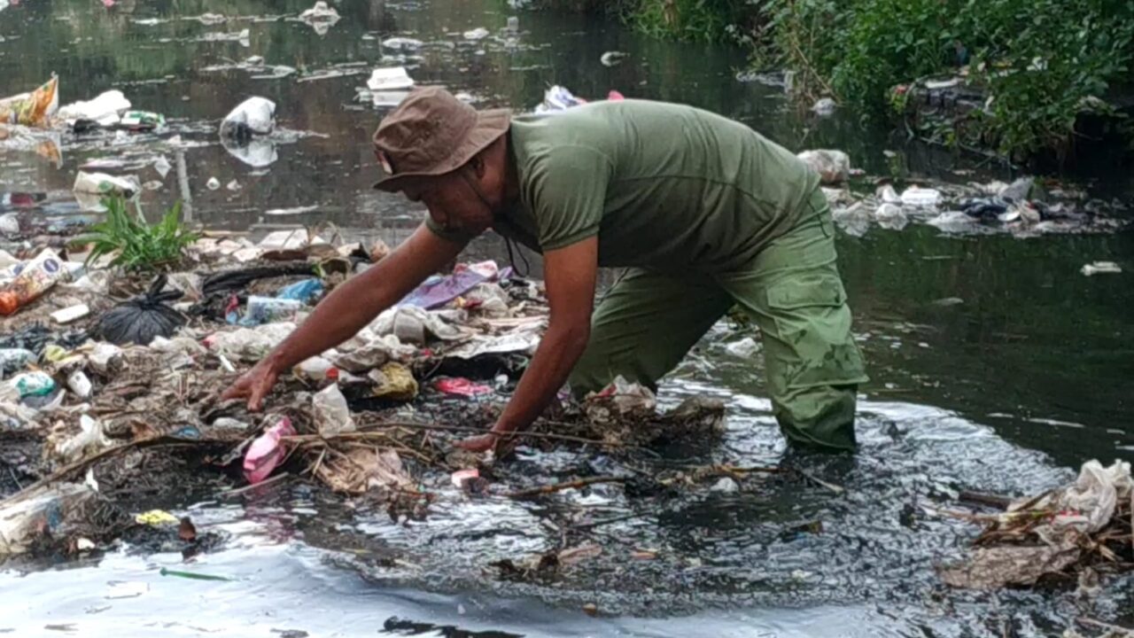 Warga membersihkan sampah di sungai Kelurahan Bunulrejo Kota Malang, Minggu (10/9/2023) (blok-a/Agus Demit)