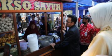 Wali Kota Malang Sutiaji membeli bakso di acara Festival Bakso pada (21/9) (foto : Humas Pemkot Malang untuk Blok-A)