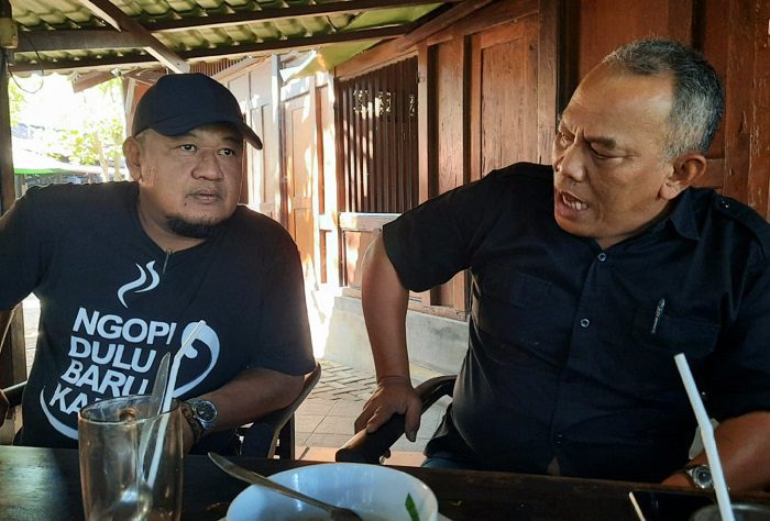 Ketua Masyarakat Peduli Blitar, Sutarto (kanan), Ketua ormas Rakyat Jelata (Raja), Tugas Nanggolo Yudho Dili Prasetiono (kiri). (blok-a.com/Fajar)