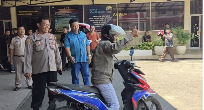 Slamet temukan motornya yang hilang berkat aplikasi ILMU Semeru (dok. humas Polresta Mojokerto for blok-a.com)