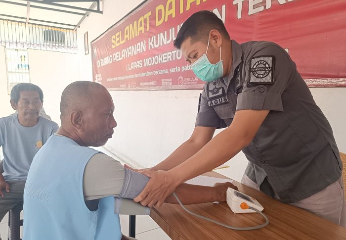 Warga binaan lansia lapas kelas IIB Mojokerto mengikuti pemeriksaan kesehatan.(dok. humas lapas for blok-a.com)