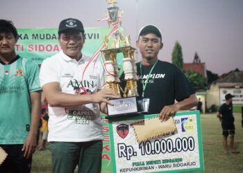 Wabup Sidoarjo H Subandi, saat menyerahkan piala kejuaraan turnamen sepak bola Perseka Muda Cup XVII.