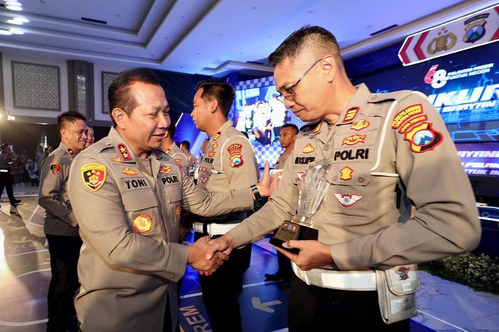 Kapolda Jatim Irjen Pol Toni Harmanto, memberi penghargaan kepada Kasatlantas Polres Tanjung Perak AKP Moch Su'ud.(dok. humas Polresta Mojokerto for blok-a.com)