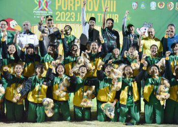 Selebrasi tim sepak bola putri Sidoarjo atas raihan medali emas Porprov Jatim VIII 2023, Jumat (15/9/2023).