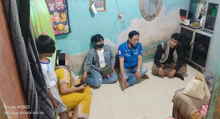 Nurul Huda (daster kuning) istri Supandi, didampingi Ketua Komunitas Jurnalis Jawa Timur (KJJT) kemeja biru bersama rekan anggota jurnalis yang tergabung hadir di kediamannya Jalan Tenggumung Wetan Garuda.