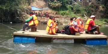 Jembatan Lembayung di Malang Diperbaiki, Warga Inisiatif Buat Perahu untuk Akses Sekolah dan Kerja (Agus Demit/blok-a)