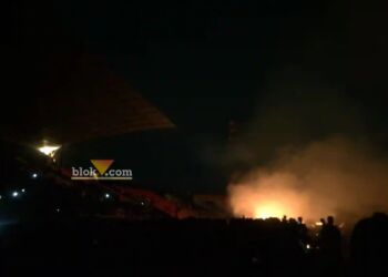 Kebakaran Stadion Kanjuruhan Caption : Situasi pembakaran rumput kering di Lapangan Stadion Kanjuruhan pada peringatan satu tahun tragedi (Blok-a.com/ Putu Ayu Pratama S)