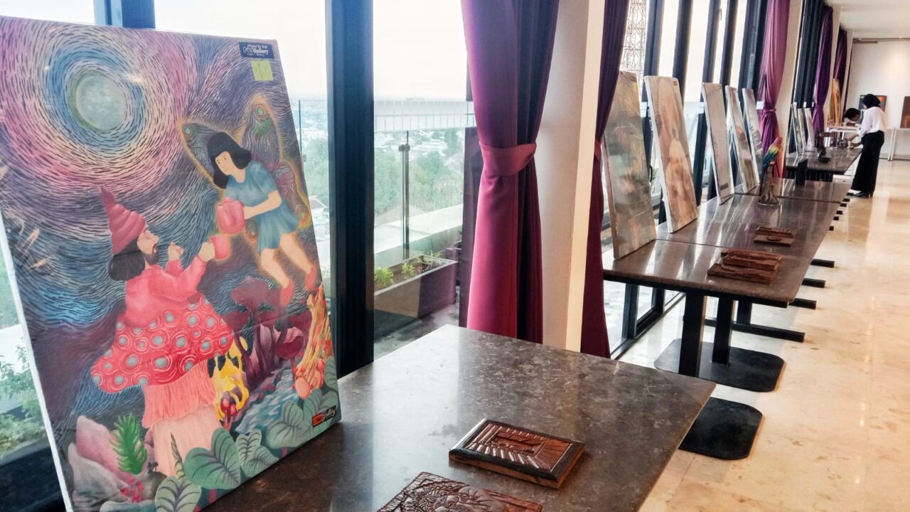 Warga Binaan Lapas Malang Pamerkan Lukisan dari Abstrak hingga Surealisme