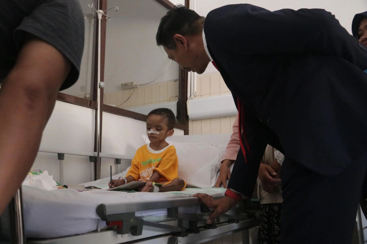 Pj Wali Kota ketika mengunjungi DN di RSSA Kota Malang, pada (14/10/2023).