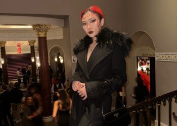 Isyana Sarasvati di Vogue World London 2023 menggunakan busana rancangan Huishan Zhang