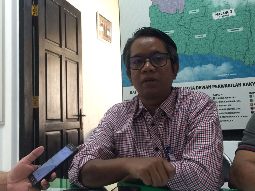 Caption : Ketua Devisi Sosialisasi, Pendidikan Pemilih, Partisipasi Masyarakat dan Sumber Daya Manusia, KPU Kabupaten Malang, Marhaendra Pramudya Mahardika saat ditemui di ruang kerjanya, Kamis (5/10/2023) (Blok-a.com / Putu Ayu Pratama S)