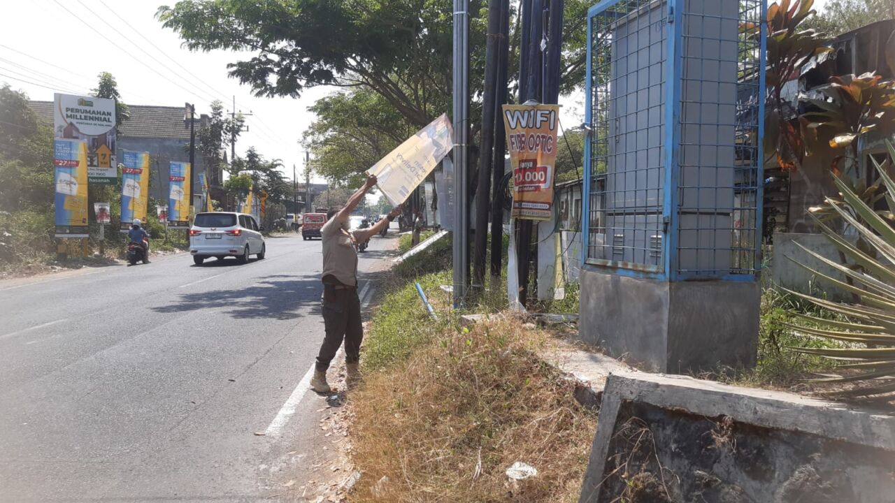 Caption : Pencopotan reklame salahi aturan oleh Satpol PP Kabupaten Malang (Dok. Satpol PP Kabupaten Malang for Blok-a.com/ Putu Ayu Pratama S)