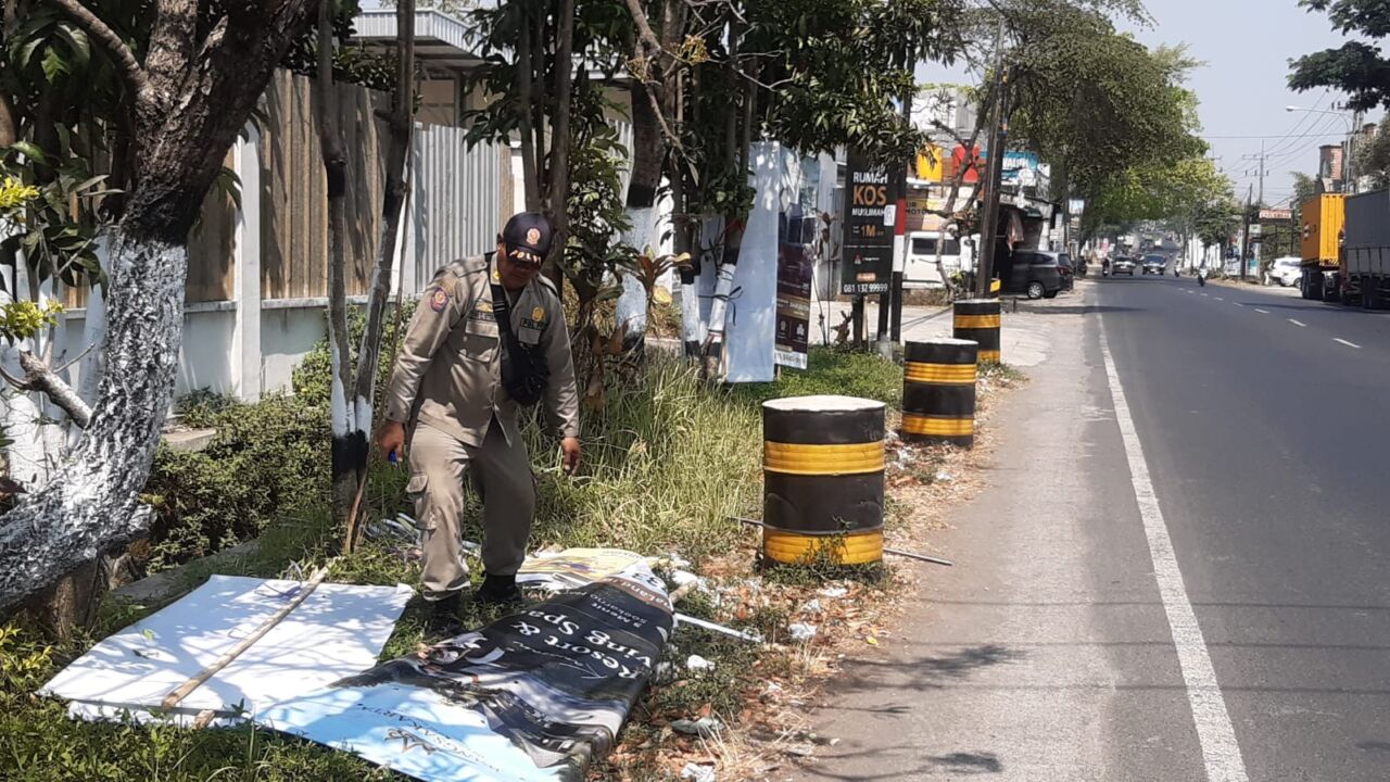 Caption : Pencopotan reklame salahi aturan oleh Satpol PP Kabupaten Malang (Dok. Satpol PP Kabupaten Malang for Blok-a.com/ Putu Ayu Pratama S)